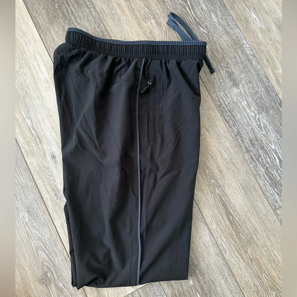 🖤men’s Jogger with side line new condition.